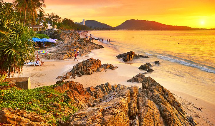Coucher de soleil sur la plage de Patong