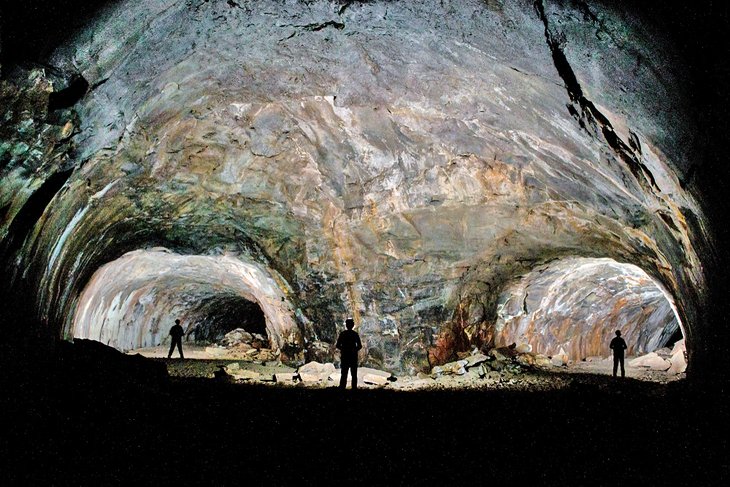 Grotte de la rivière de lave