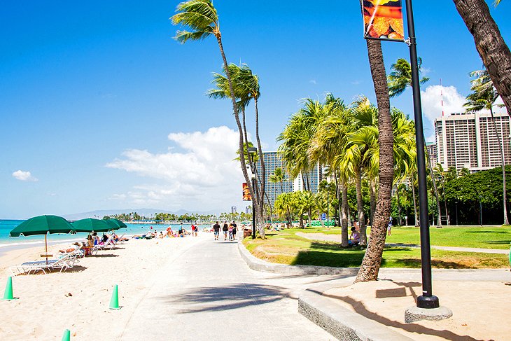 Parasols sur la plage, Waikiki