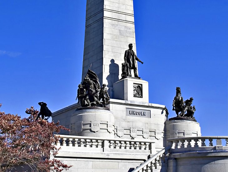 Lincoln's Tomb and War Memorial State Historic Site at Oak Ridge Cemetery