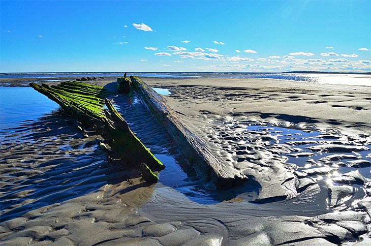 Old shipwreck on Higgins Beach