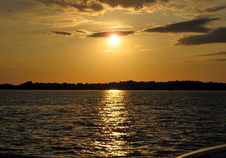 Pêche au coucher du soleil sur le lac Indian