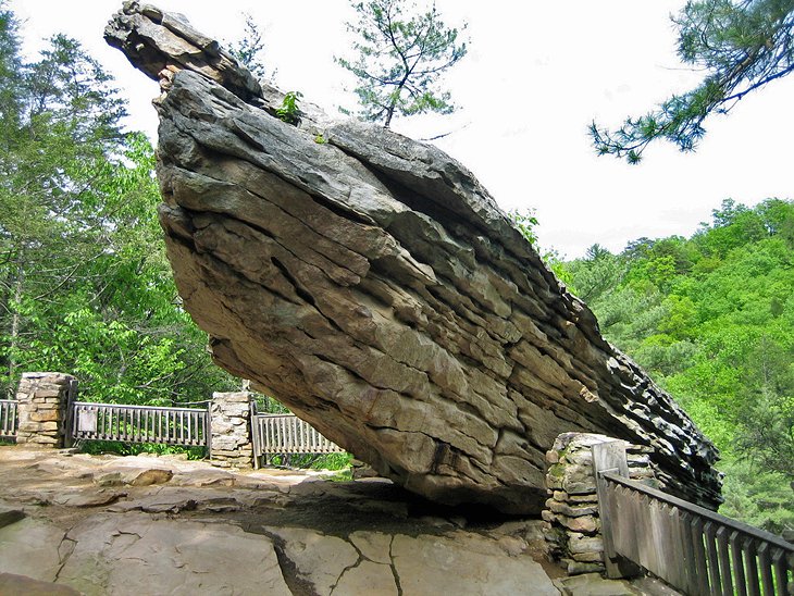 Sentier de roche équilibré