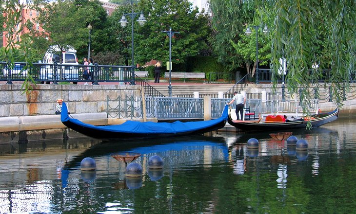 Boat Tours along the Waterways