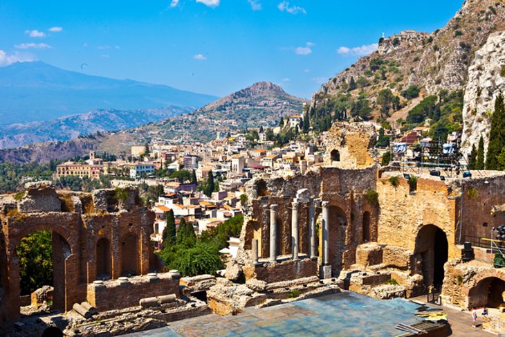 Il paesaggio urbano e il teatro greco di Taormina