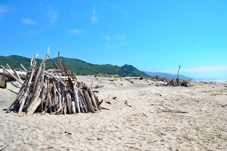 Fuerte de madera flotante en Rockaway Beach