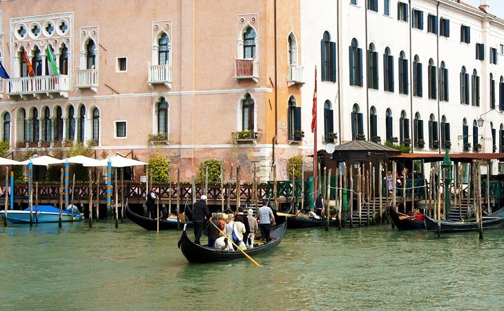 Traghetto crossing the Grand Canal