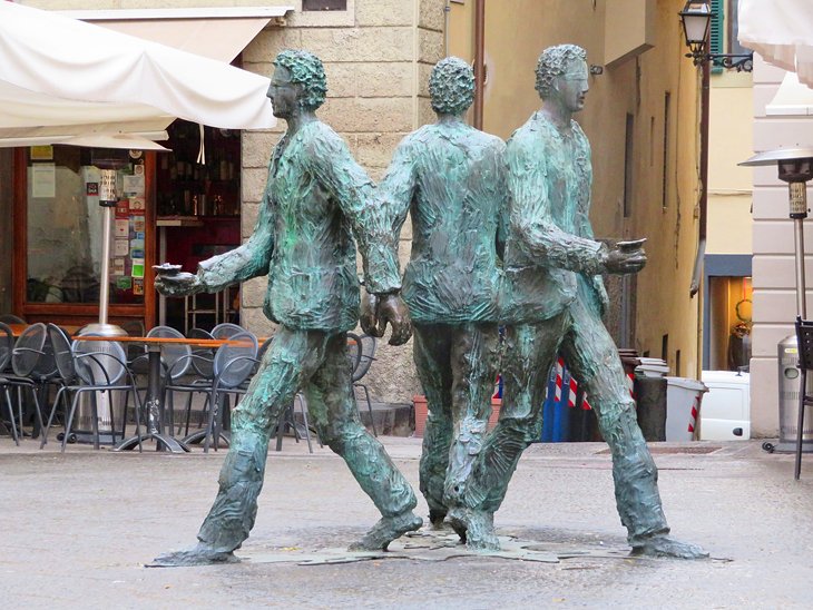 Bronze sculpture in Piazza della Sala