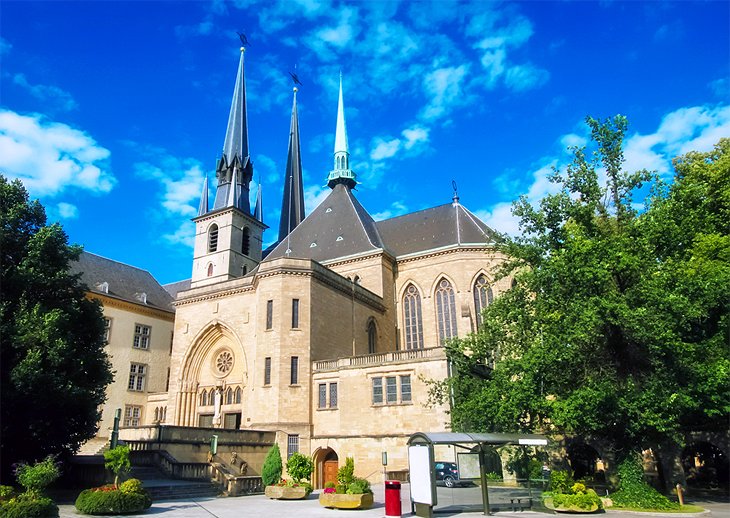 Летящите холандци и другите от ниските земи Luxembourg-attractions-luxembourg-city-notre-dame-cathedral