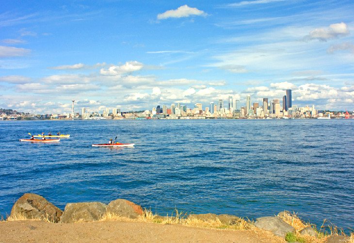 Skyline de Seattle depuis la plage d'Alki