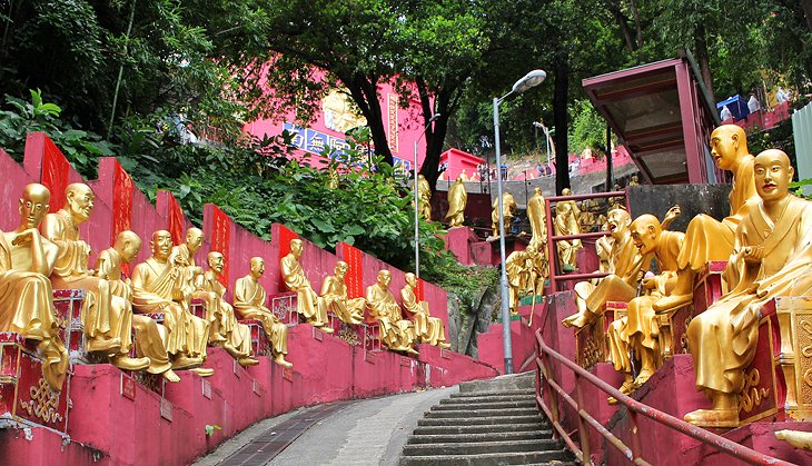 Escaliers vers le monastère des dix mille bouddhas