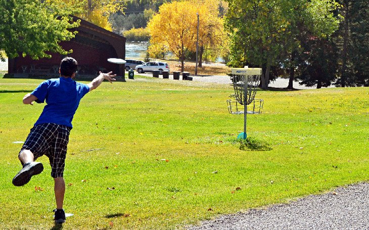 Disc golfer at Russ Freeman Park