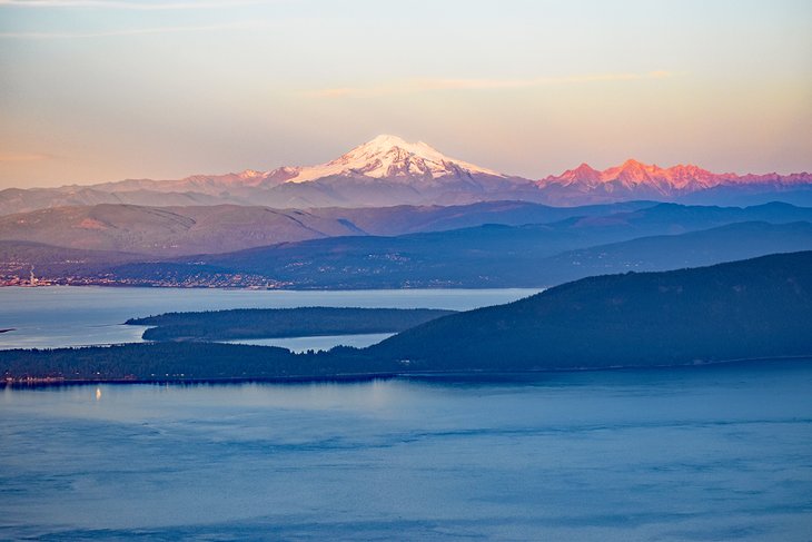 Mount Baker al anochecer desde Mount Constitution en Moran State Park