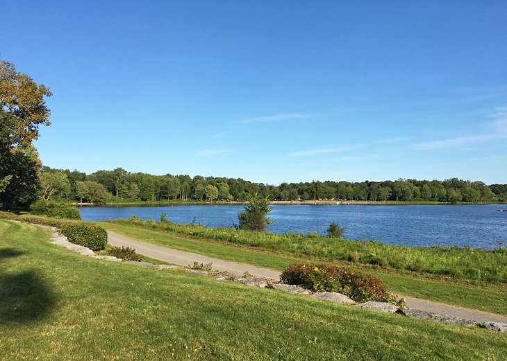 Leamy Lake Park trail