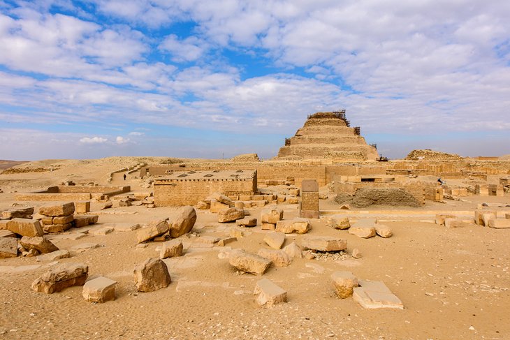 Pyramide und Ruinen von Sakkara