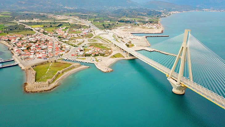Vue aérienne du pont suspendu moderne sur le golfe de Corinthe