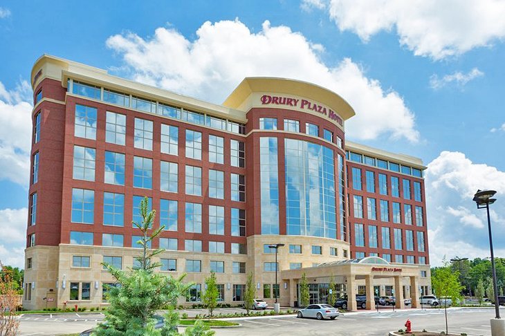 Featured image of post Best Hotels To Stay In Downtown Indianapolis - Skybridge connects hotel to convention center.