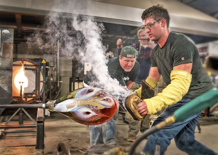Glass blowing at the Glass Axis