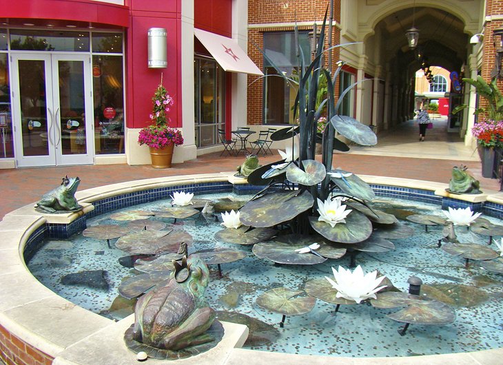 A fountain at Easton Town Center