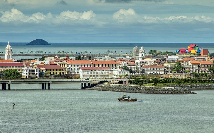 Le Biomuseo coloré sur l'horizon de Panama City