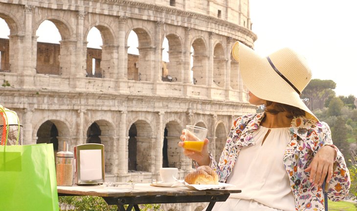 Enjoying breakfast with an amazing view of the Colosseum