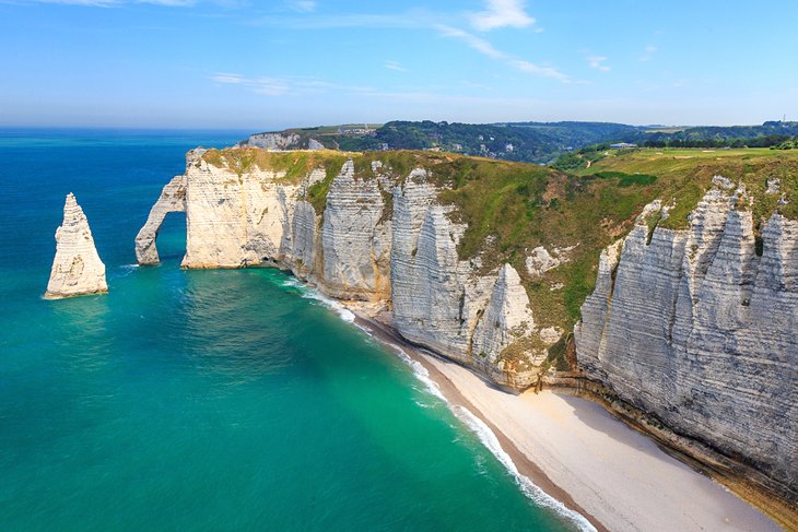 Beach and spectacular white cliffs, Étretat