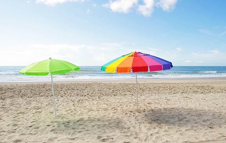 Parasols de plage sur l'île d'Émeraude