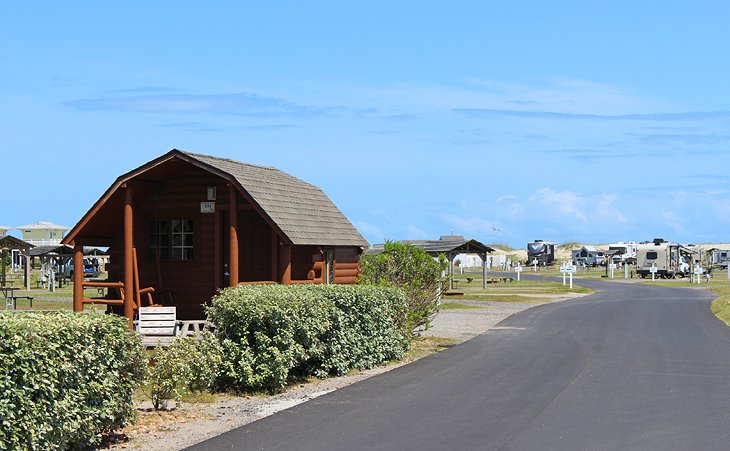 Chalet et terrains de camping au Cape Hatteras KOA Resort