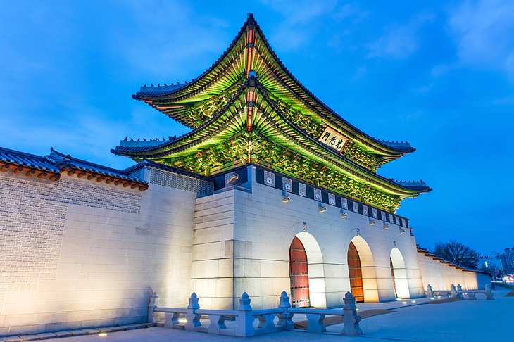 Gwanghwamun Gate at night