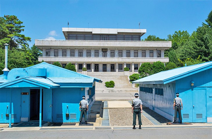 Soldiers at the DMZ