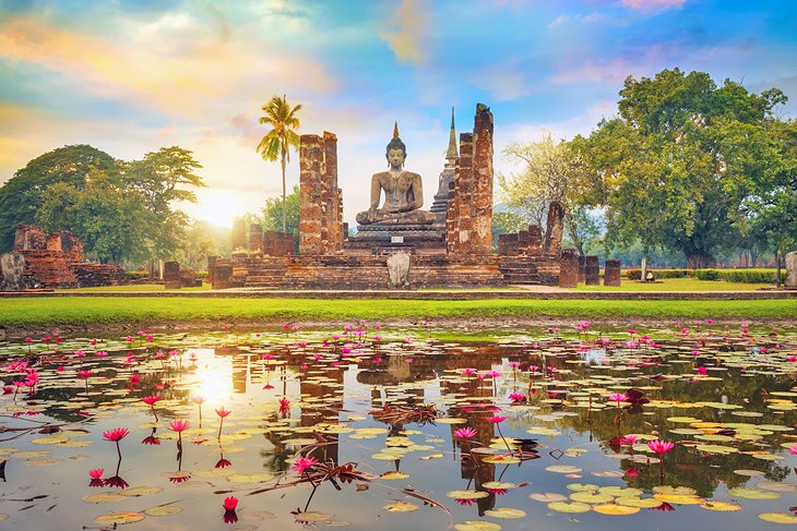 Wat Mahathat at sunset