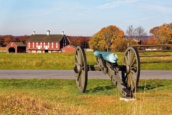 A cannon and barn in historic Gettysburg