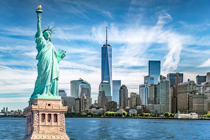Statue de la Liberté et la ligne d'horizon de New York