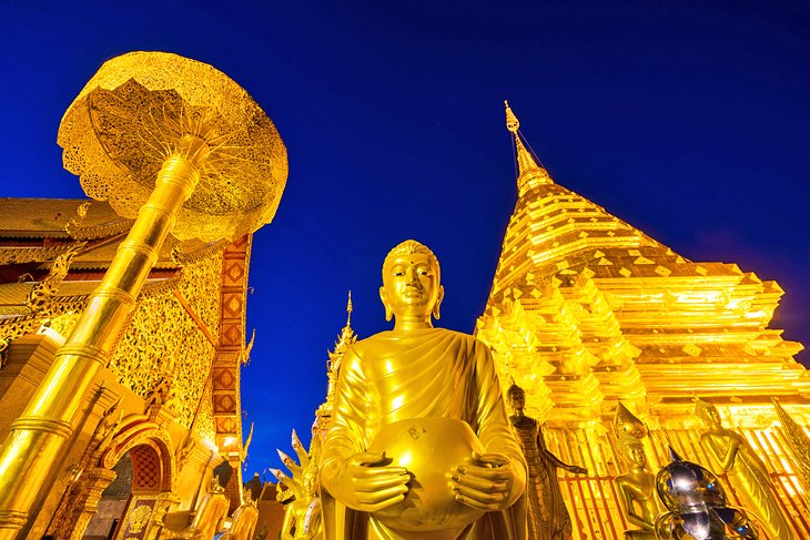 Crépuscule au temple Wat Phra That Doi Suthep à Chiang Mai