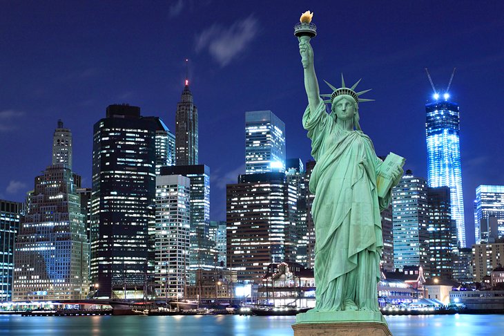 Skyline de Manhattan avec la Statue de la Liberté au premier plan