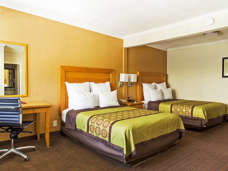 Photo Source: Anaheim Islander Inn and Suites