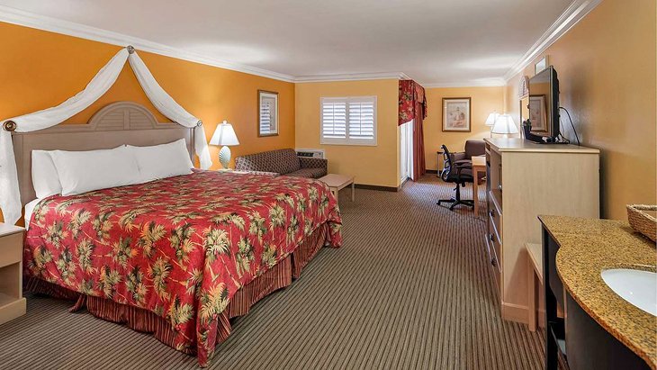 Photo Source: Best Western Harbour Inn & Suites