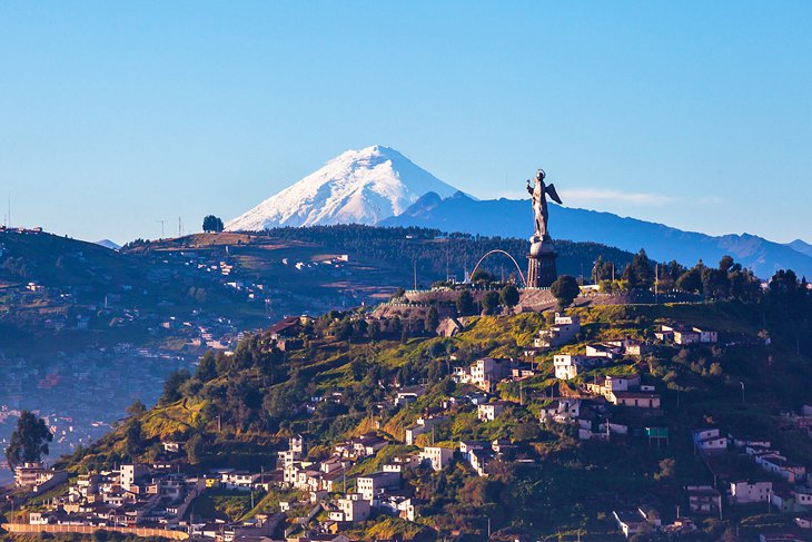 Vue d'El Panecillo au centre de Quito avec le Cotopaxi en arrière-plan