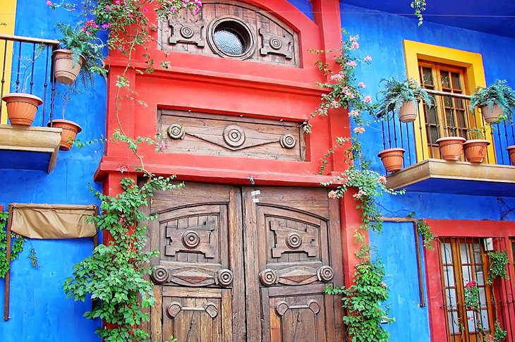 Un bâtiment coloré dans le Barrio Antiguo
