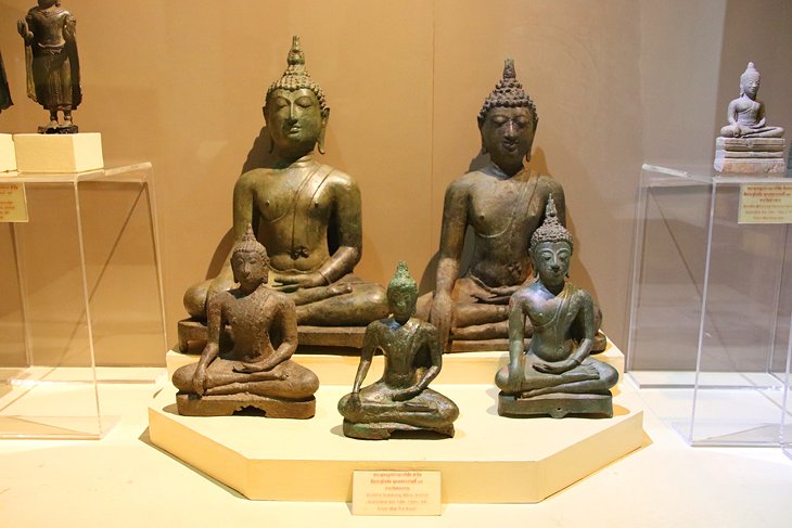 Statues de Bouddha en bronze exposées au musée Ramkhamhaeng