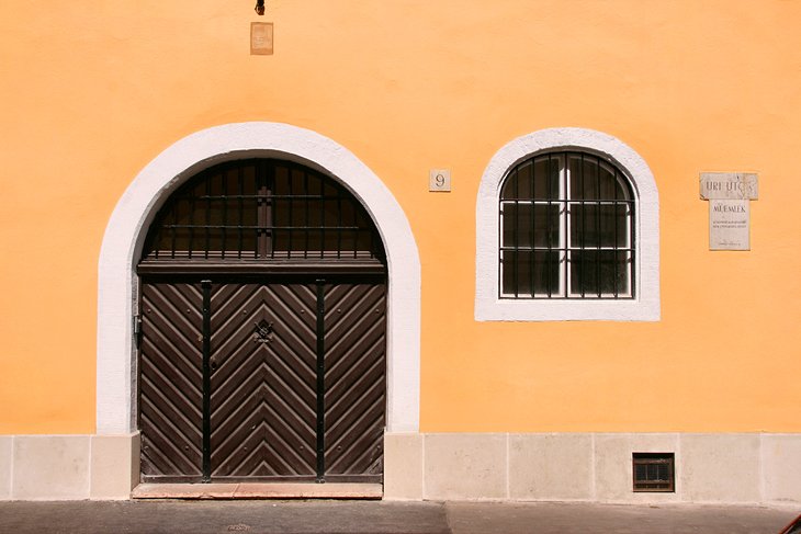 Building detail on Gentlemen's Street (Uri Utca)