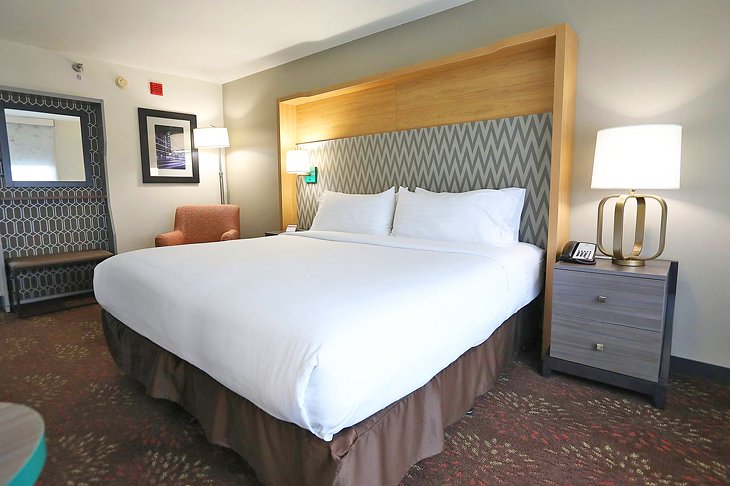 Photo Source: Holiday Inn Chicago O'Hare