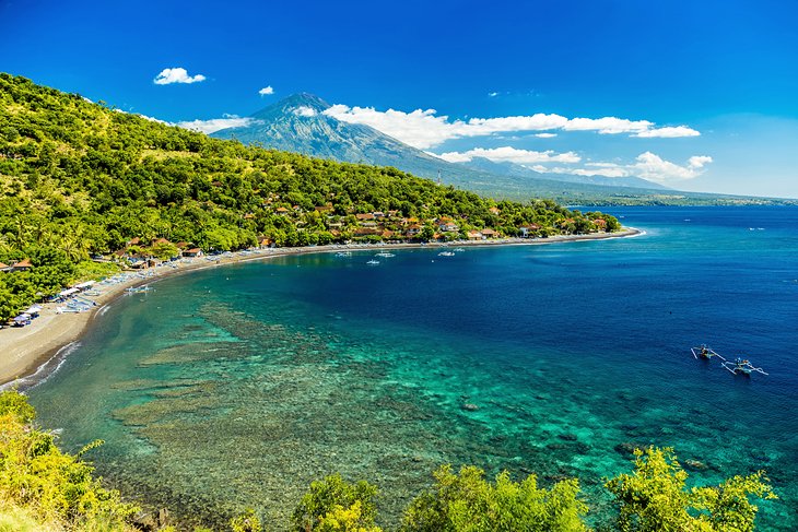 Praia de Amed com orlas de corais em Bali