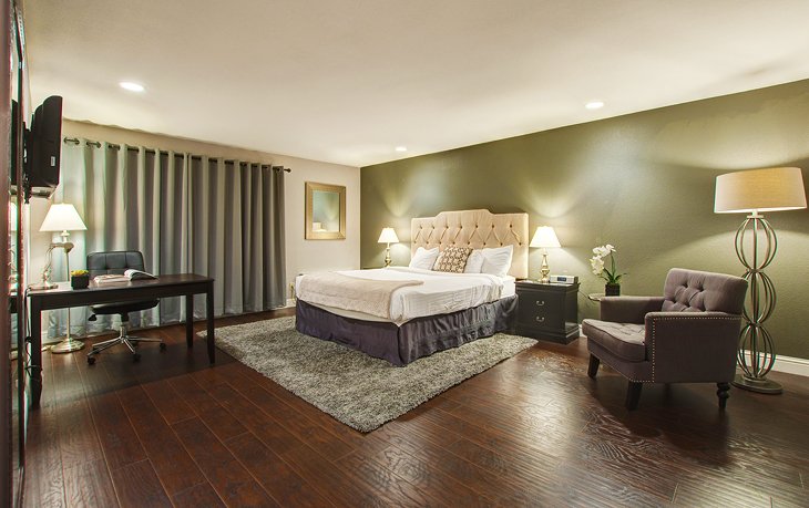 Photo Source: Hotel Piccadilly
