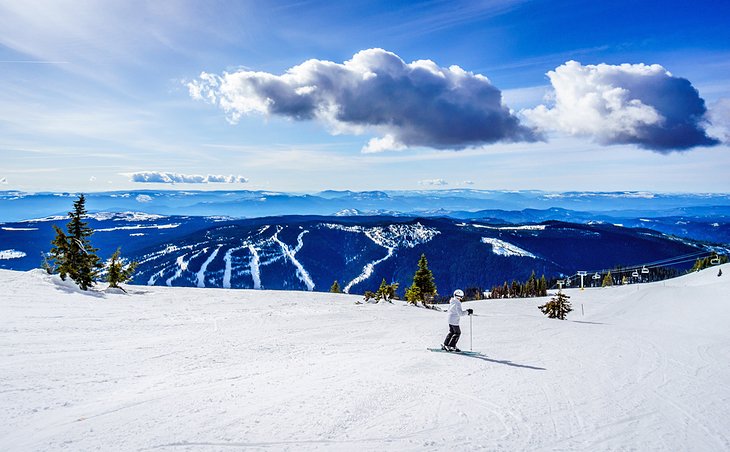 Canada Best Ski Resorts Sun Peaks Ski Run With Skiers 