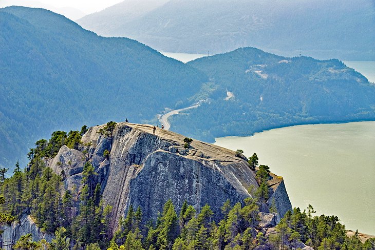Hikers on top of the Stawamus Chief