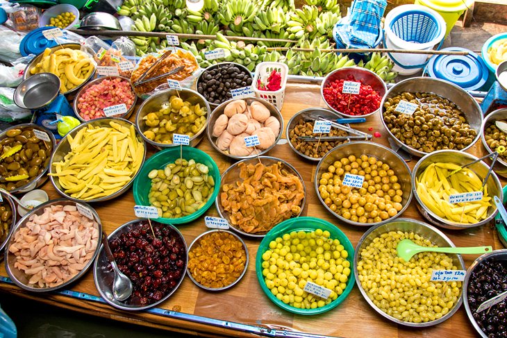 Wat Lam Phaya Floating Market