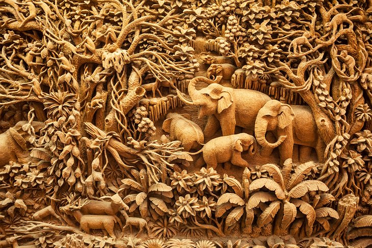 Sculpture sur bois thaïlandaise complexe