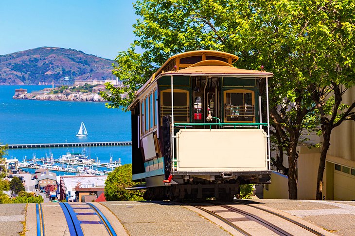 Hyde Street Cable Car leaving Fisherman's Wharf Area