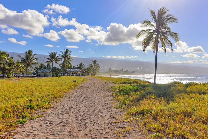 Sentier au bord de la mer dans la zone de loisirs de l'ancien aéroport de Kona à Kailua-Kona